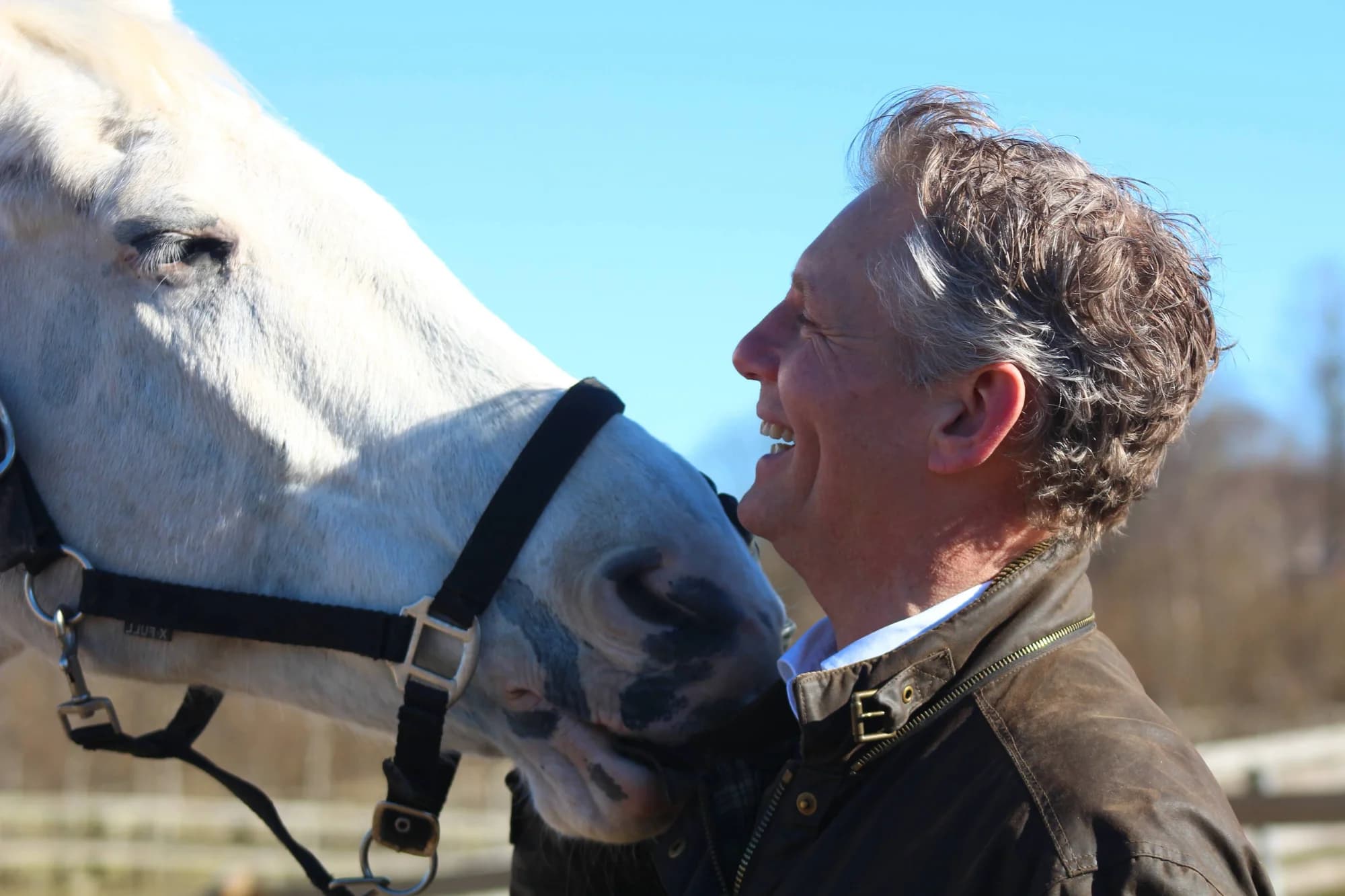 Leder og hest i tæt kontakt